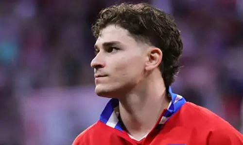 أتلتيكو مدريد يوضح سبب هجومه على برشلونة بسبب شائعات انتقال ألفاريز